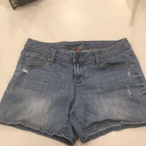 Apt 9 distressed denim shorts size 8